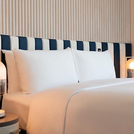 W Sydney Hotel Exterior foto A bed with a headboard