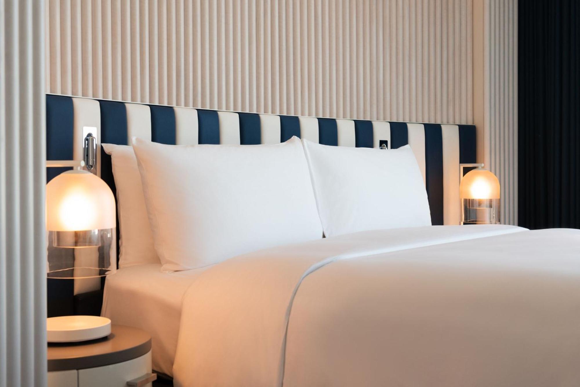 W Sydney Hotel Exterior foto A bed with a headboard